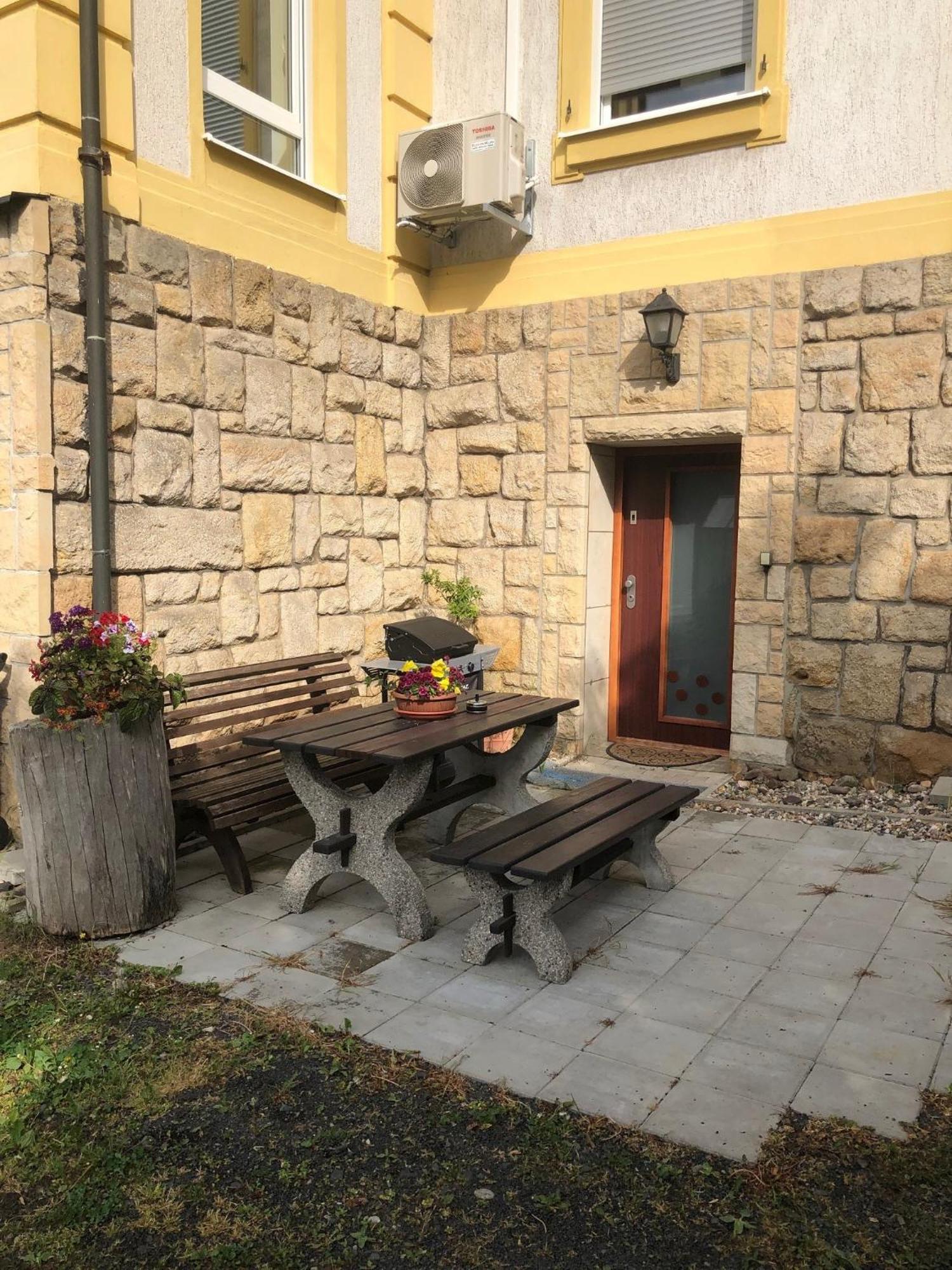 Ubytovani V Soukromi Rodinne Vily V Decine Exterior photo